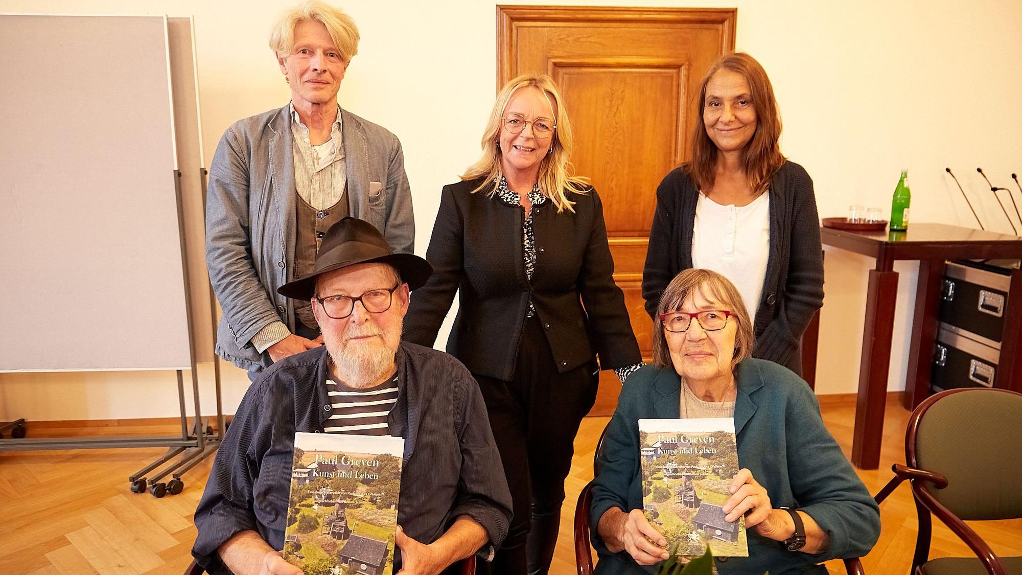 Das Ehepaar Greven hält die Biografie in den Händen. Dahinter stehen der Verleger, die Bürgermeisterin und die Autorin.