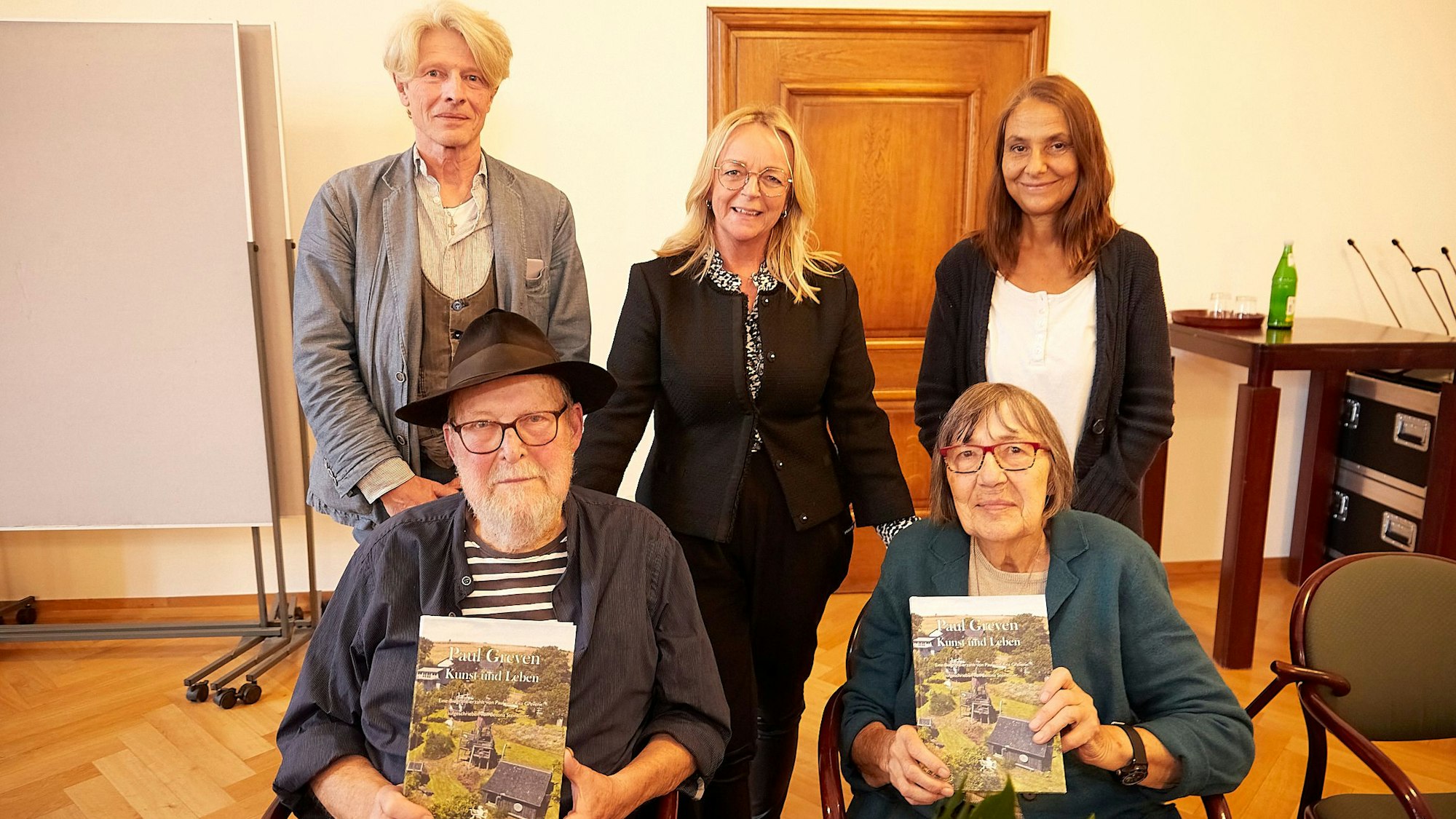 Das Ehepaar Greven hält die Biografie in den Händen. Dahinter stehen der Verleger, die Bürgermeisterin und die Autorin.