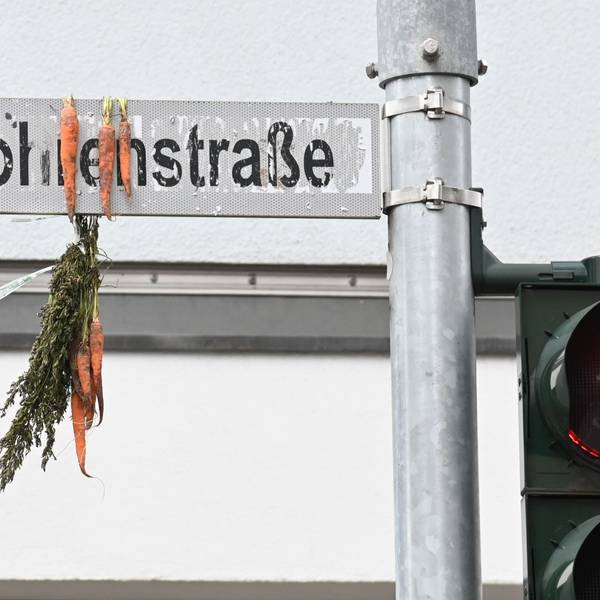 22.04.2024 Köln. Die Mohrenstraße wird in Gregorius-Maurus-Straße umbenannt. Der Begriff Mohr gilt als rassistisch.