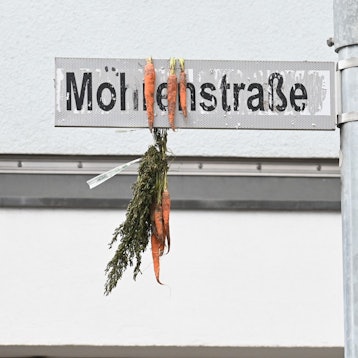 22.04.2024 Köln. Die Mohrenstraße wird in Gregorius-Maurus-Straße umbenannt. Der Begriff Mohr gilt als rassistisch.