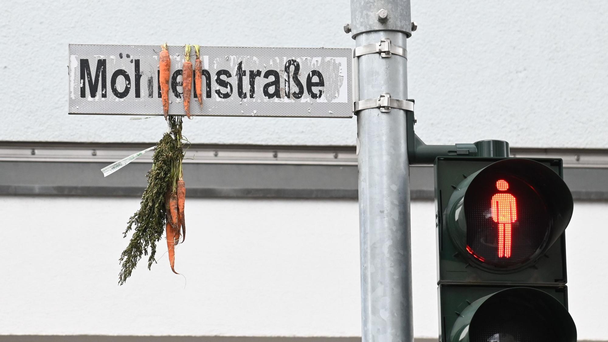 22.04.2024 Köln. Die Mohrenstraße wird in Gregorius-Maurus-Straße umbenannt. Der Begriff Mohr gilt als rassistisch.