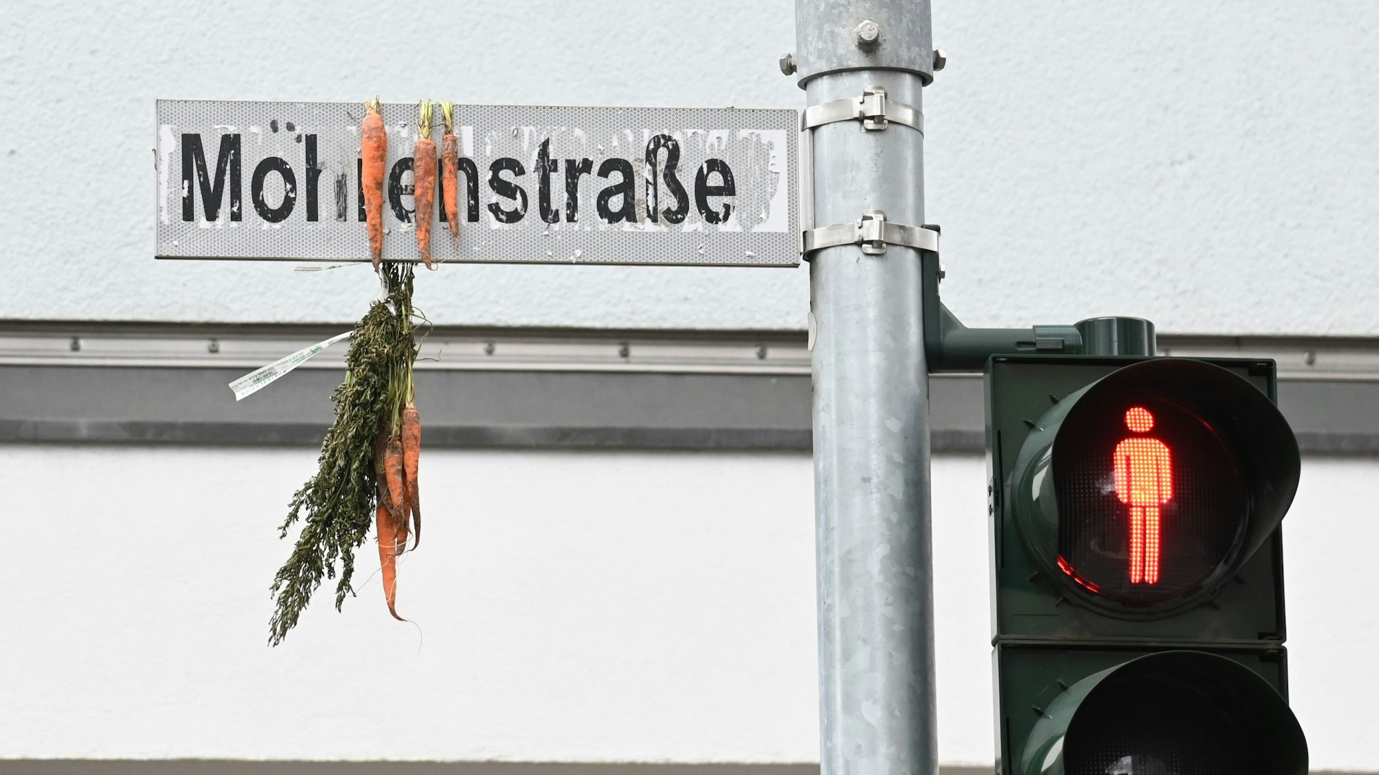 22.04.2024 Köln. Die Mohrenstraße wird in Gregorius-Maurus-Straße umbenannt. Der Begriff Mohr gilt als rassistisch.