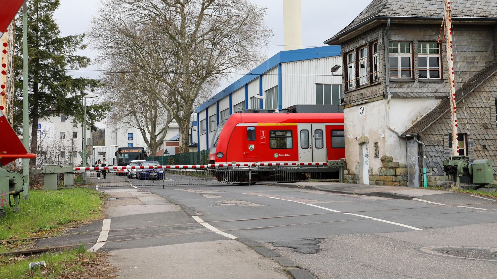 Eine S-Bahn fährt über den Gleisübergang.