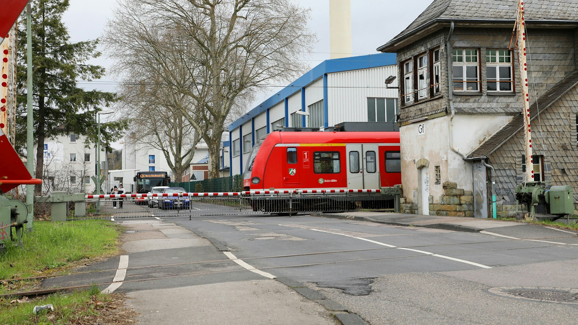 Eine S-Bahn fährt über den Gleisübergang.