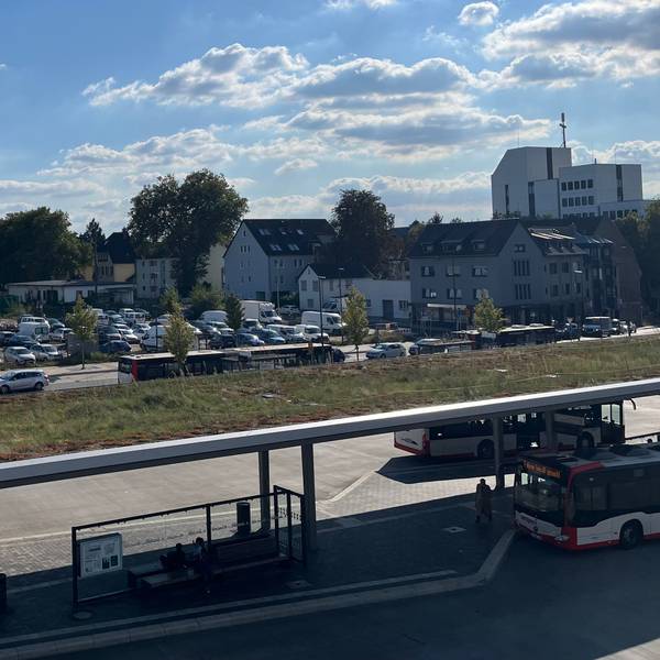 Blick auf Busbahnhof und potenzielle Baufläche.
