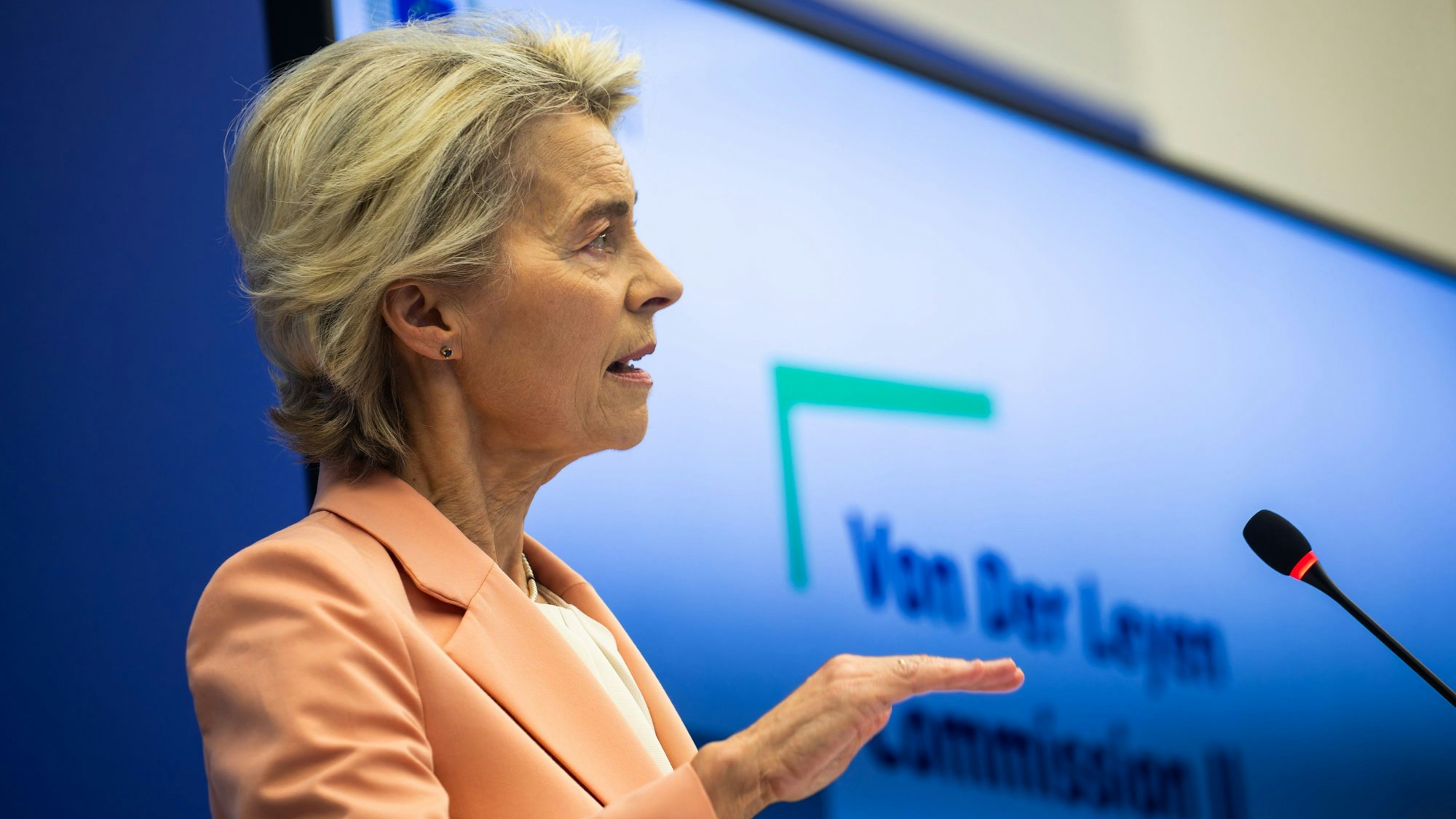 Ursula von der Leyen (CDU), Präsidentin der Europäischen Kommission, stellt während einer Pressekonferenz Medienvertretern ihre neue Kommission vor.
