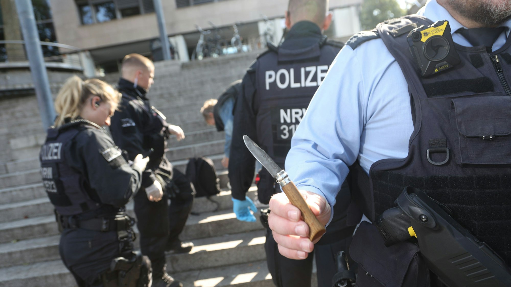 Bei Personenkontrollen auf dem Wiener Platz haben Polizisten am Dienstag ein Klappmesser sichergestellt.