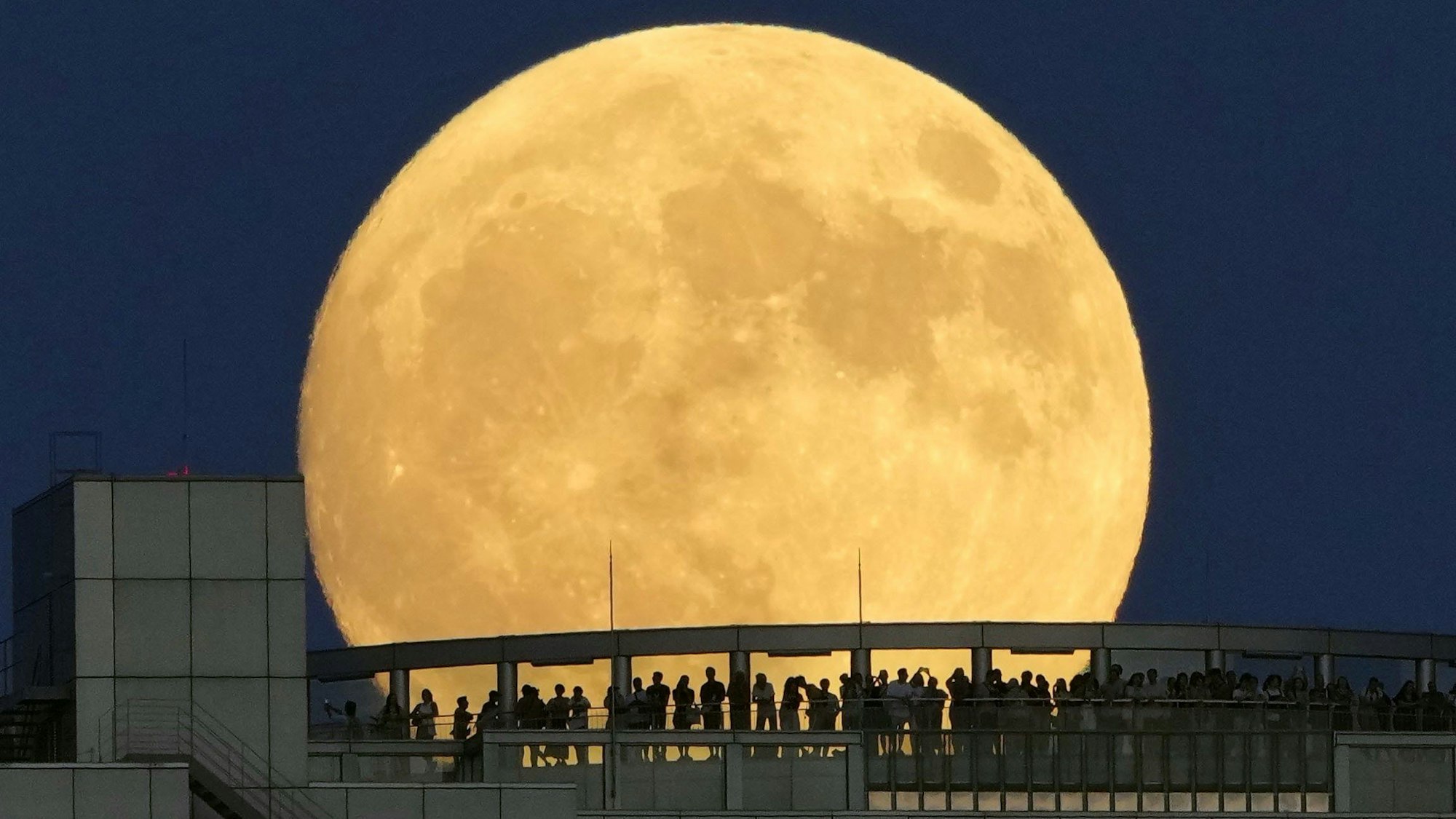 Die Chancen auf eine gute Sicht auf den besonders großen Mond mit teilweiser Mondfinsternis am frühen Mittwochmorgen stehen gut.