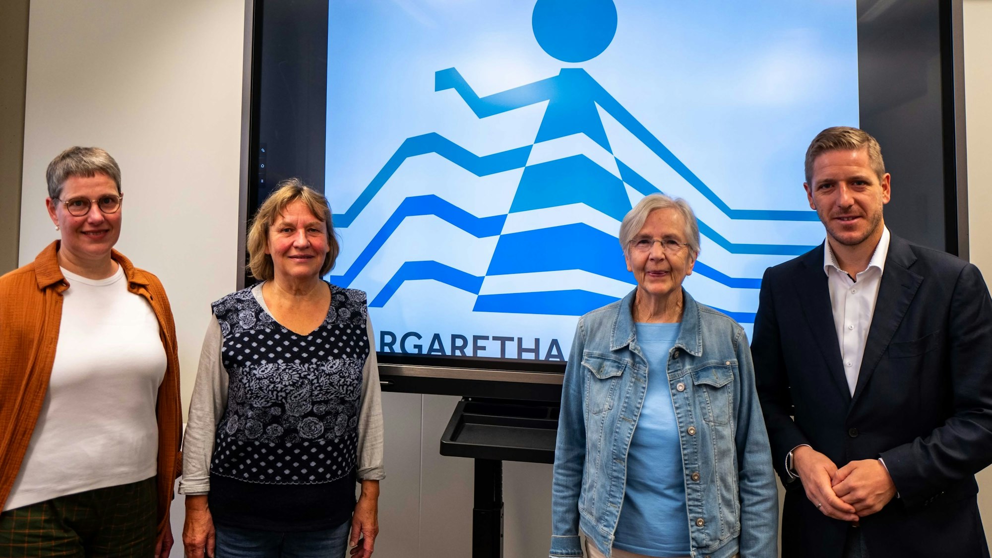 Das Bild zeigt die vier Verantwortlichen, die den Preis mit neuem Leben füllen wollen.