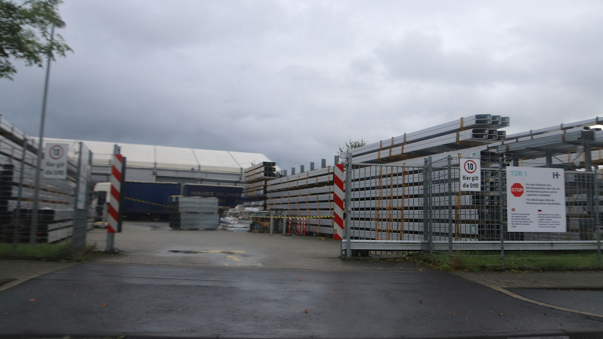 Aluminiumprofile liegen auf einem Außengelände.