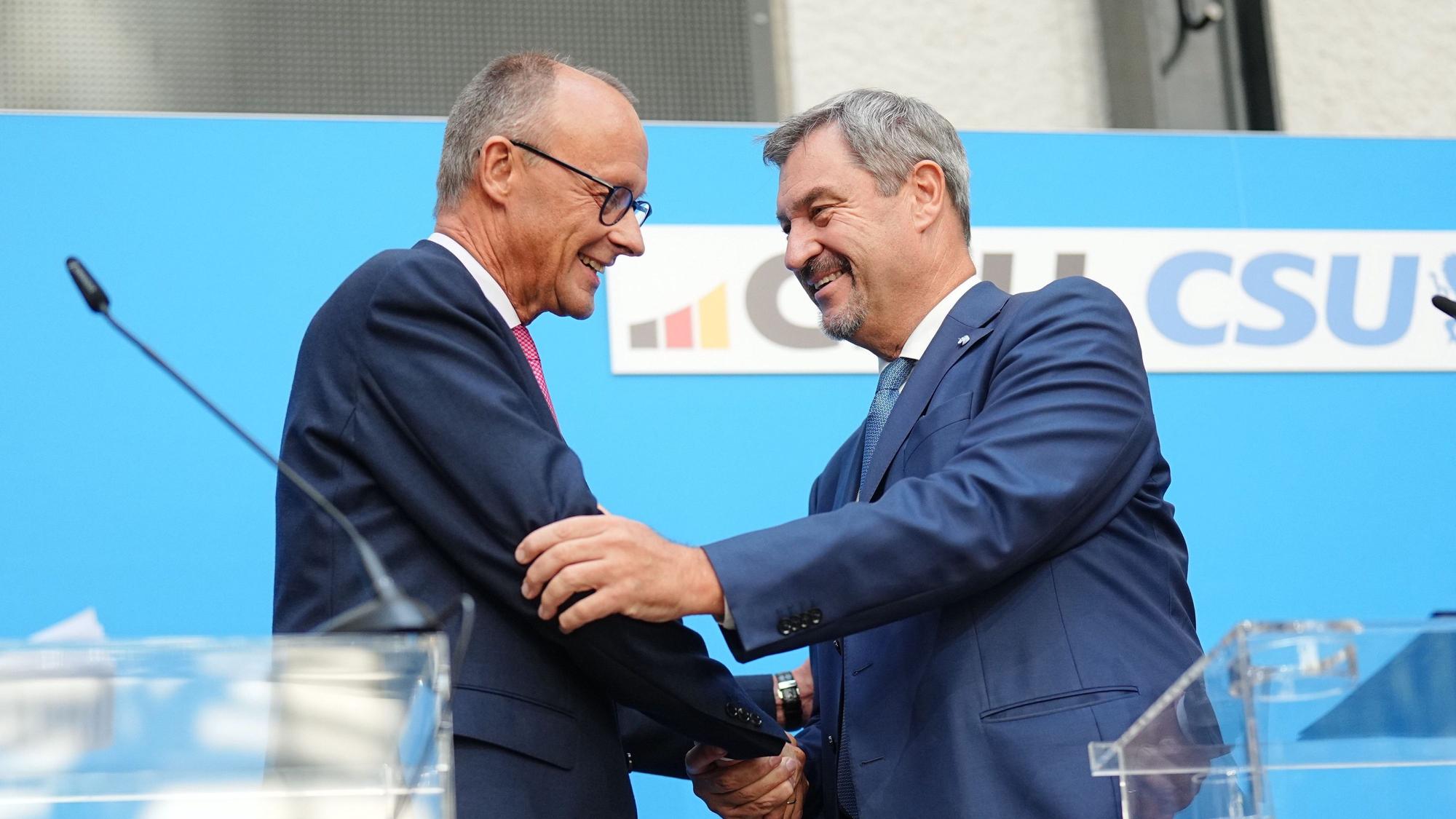 Merz und Söder geben sich auf der Pressekonferenz die Hand.