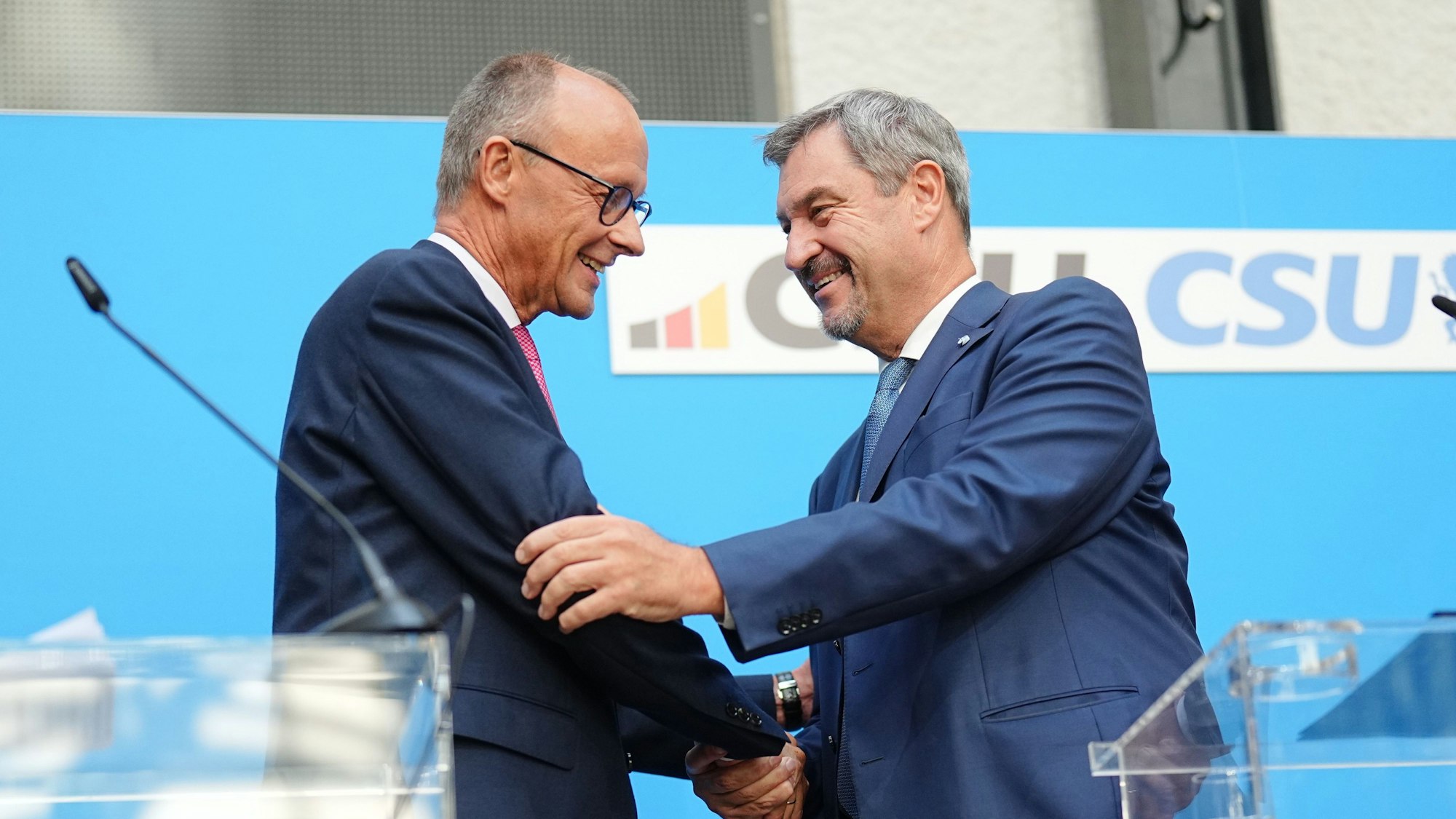 Merz und Söder geben sich auf der Pressekonferenz die Hand.