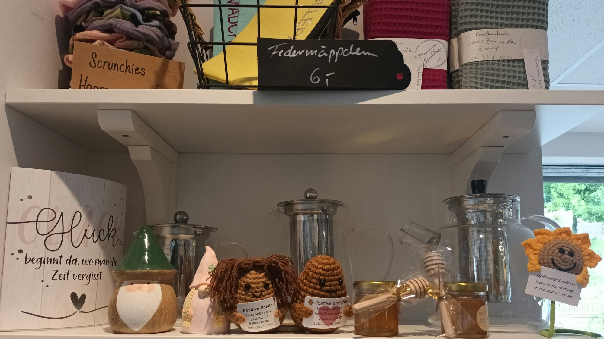 Ein Regal mit Geschenkartikeln