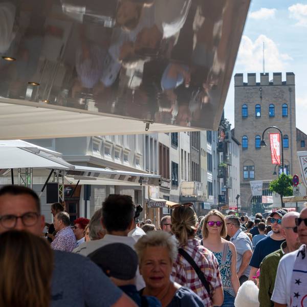 Das Straßenfest „Dä längste Desch vun Kölle“ im Vringsveedel (Archivbild).