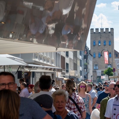Das Straßenfest „Dä längste Desch vun Kölle“ im Vringsveedel (Archivbild).