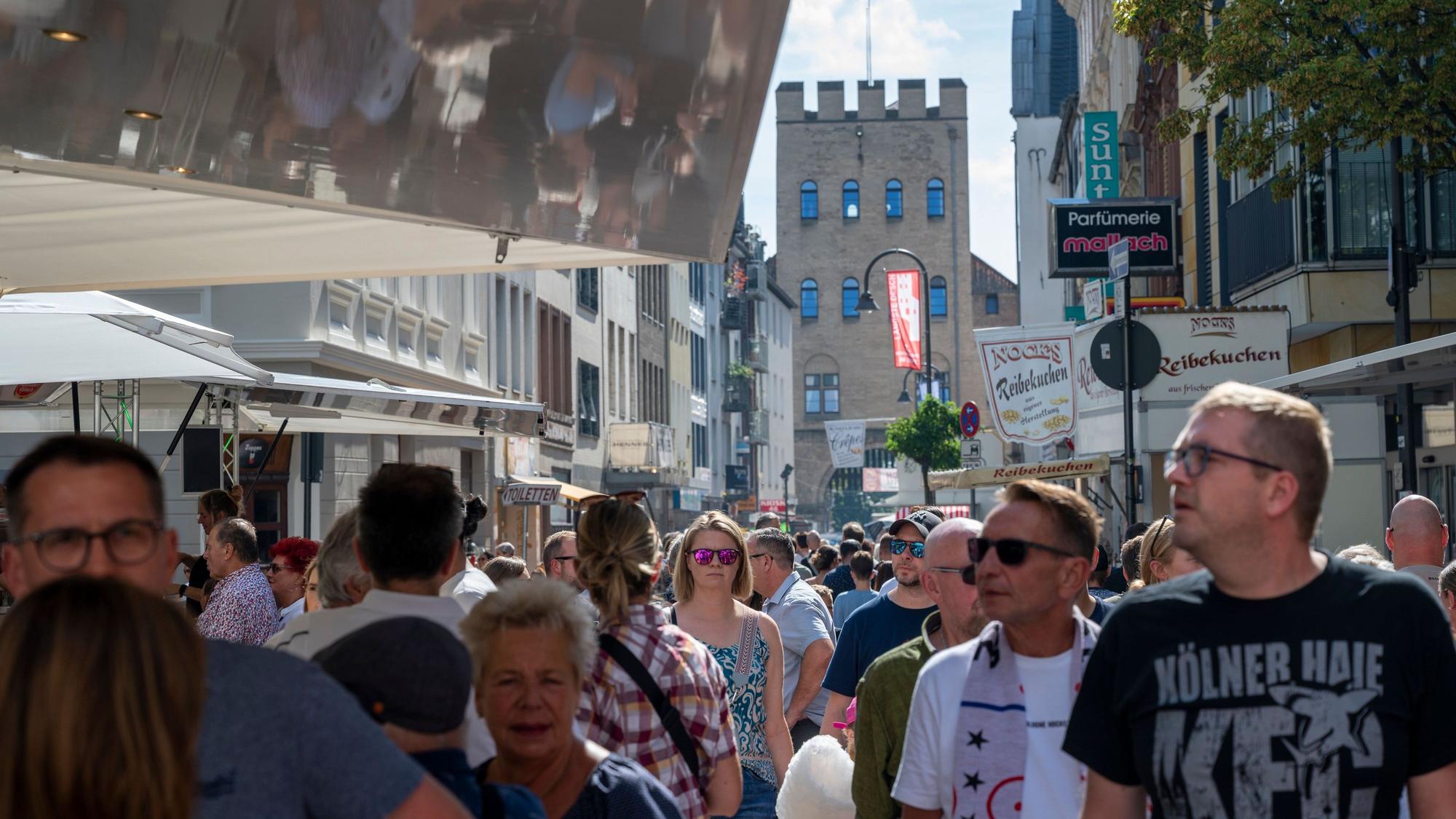 Das Straßenfest „Dä längste Desch vun Kölle“ im Vringsveedel (Archivbild).