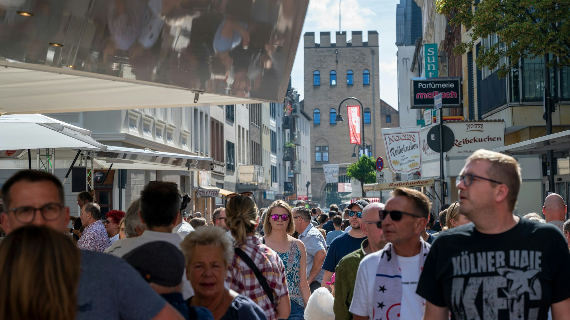 Das Straßenfest „Dä längste Desch vun Kölle“ im Vringsveedel (Archivbild).