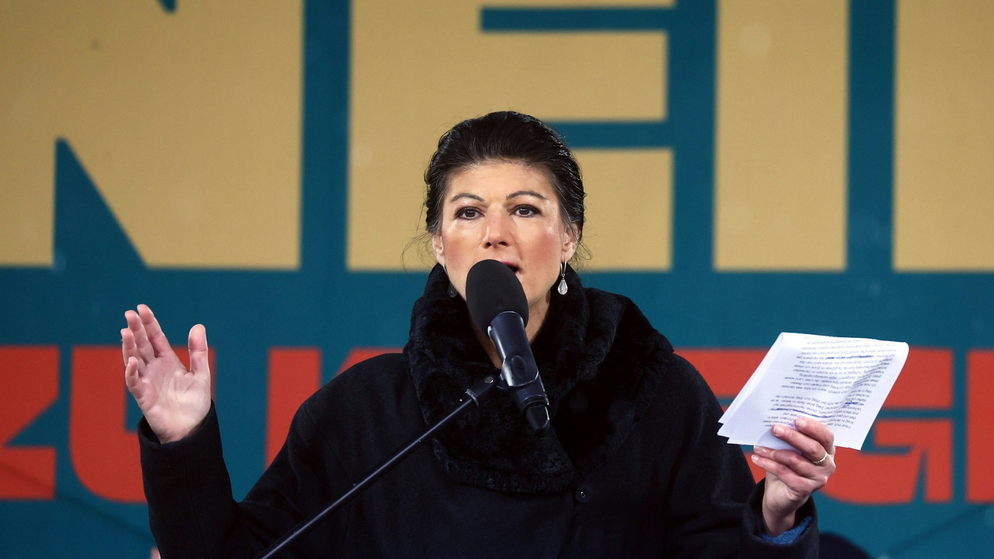 Sahra Wagenknecht bei einer von den Veranstaltern als Friedensdemonstration deklarierten Kundgebung vor dem Brandenburger Tor in Berlin am 25. November 2023. Bereits damals hatte es scharfe Kritik an Wagenknechts Forderungen gegeben.