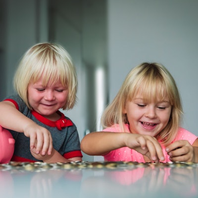 Zwei Kinder zählen ihr Taschengeld