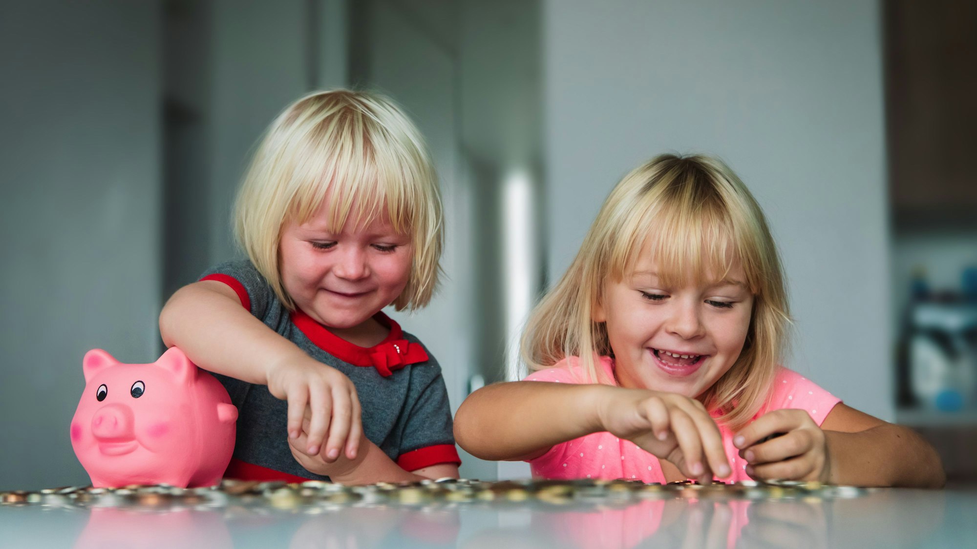Zwei Kinder zählen ihr Taschengeld
