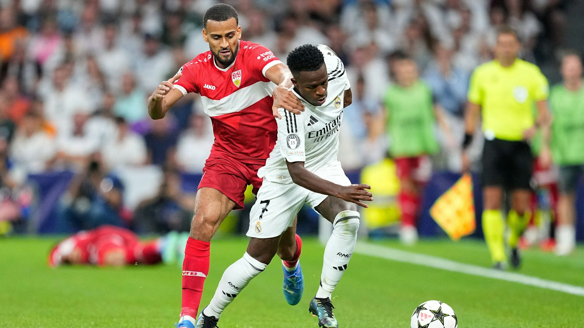 Mit blanker Brust gegen die Los Blancos: VfB-Profi Josha Vagnoman im Zweikampf mit Vinicius Junior von Real Madrid.