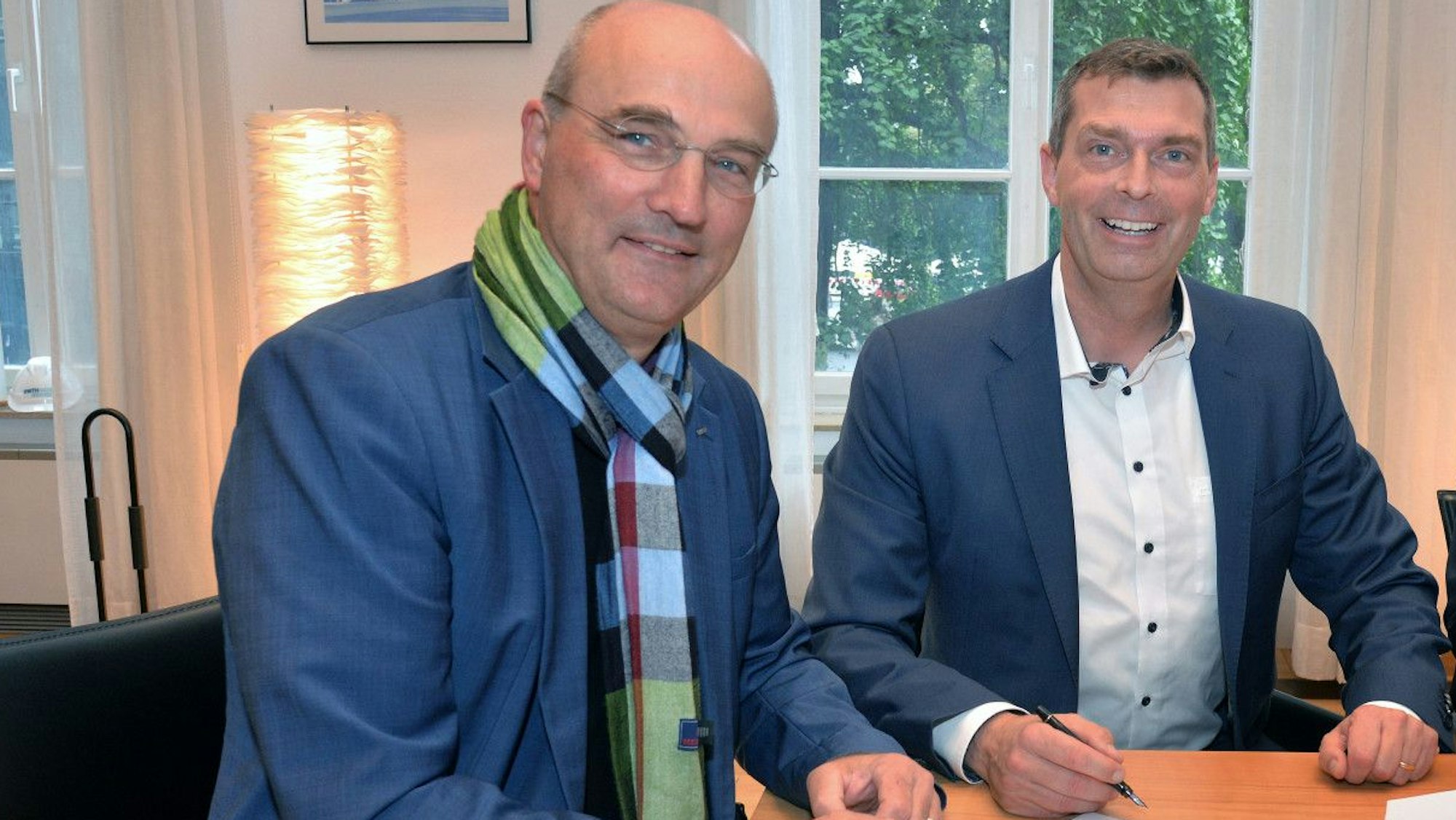 Covestros Vorstandschef Markus Steilemann mit dem Rektor der RWTH Aachen, Ulrich Rüdiger