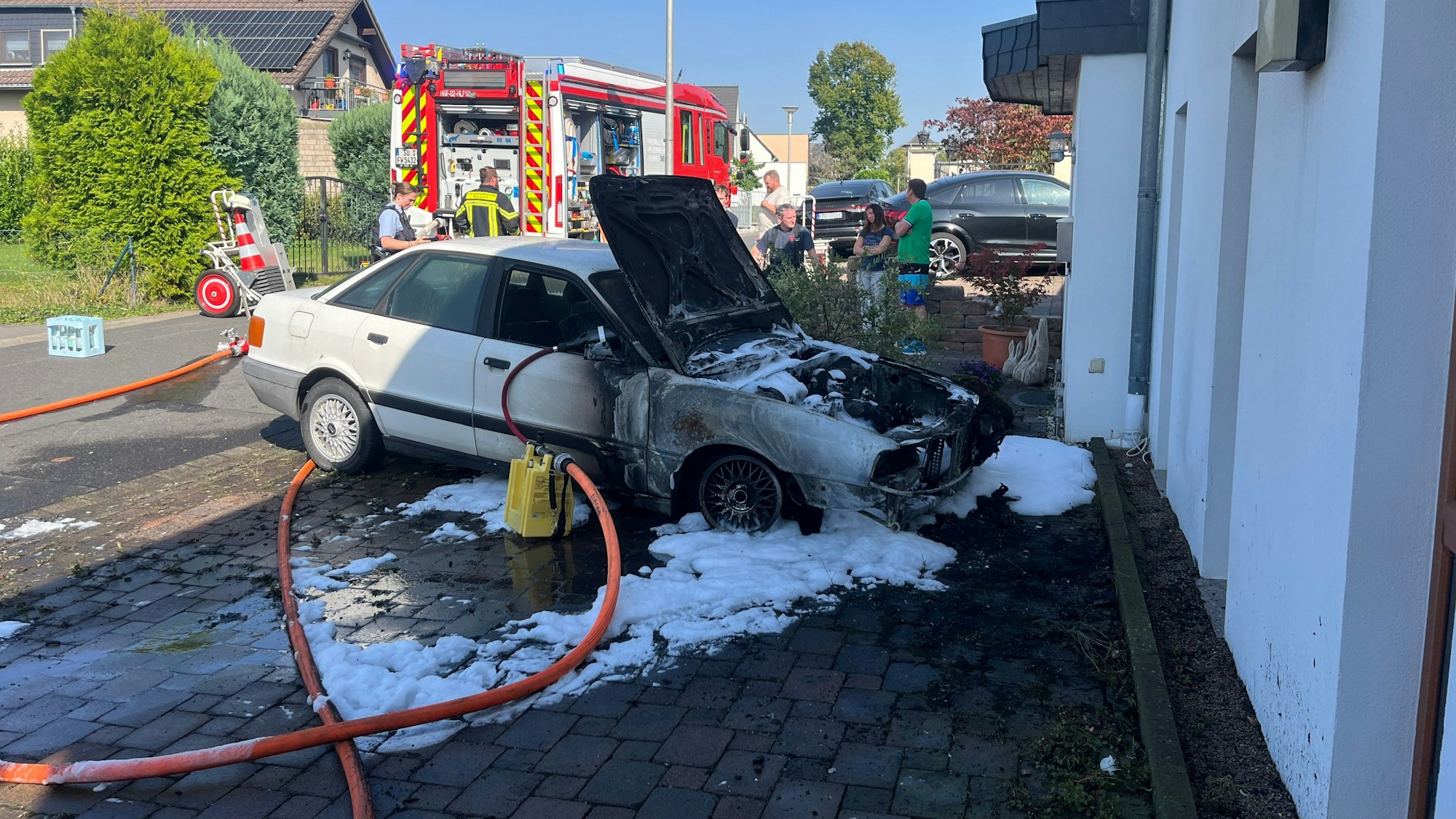 Am Steinkaulerweg in Hennef-Heisterschoß hat ein Auto direkt vor einem Haus gebrannt.