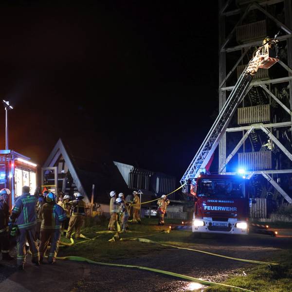 Vor dem Nümbrechter Aussichtsturm sind Einsatzfahrzeuge der Feuerwehr zu sehen, sie haben das Blaulicht eingeschaltet.