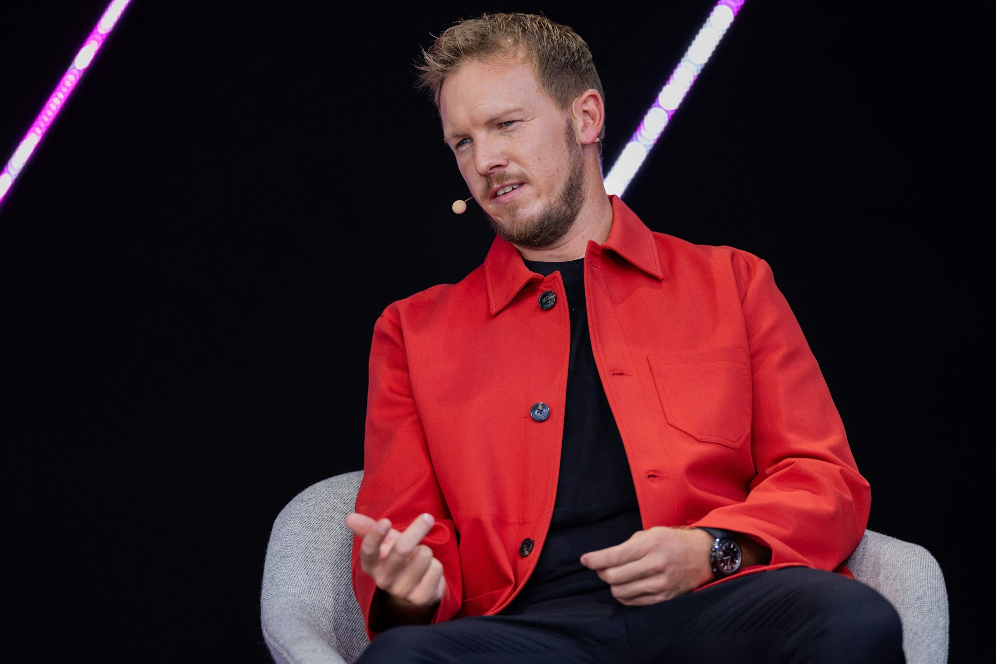 In Köln plädierte der DFB-Coach nun für die Einführung einer 35-Stunden-Woche. „Ich fände es nicht so verkehrt“, sagte Nagelsmann am Mittwoch während eines Gesprächs auf der Messe „Digital X“.