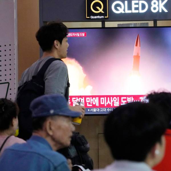 Ein Fernsehbildschirm zeigt ein Archivbild eines nordkoreanischen Raketenstarts während einer Nachrichtensendung im Bahnhof von Seoul.
