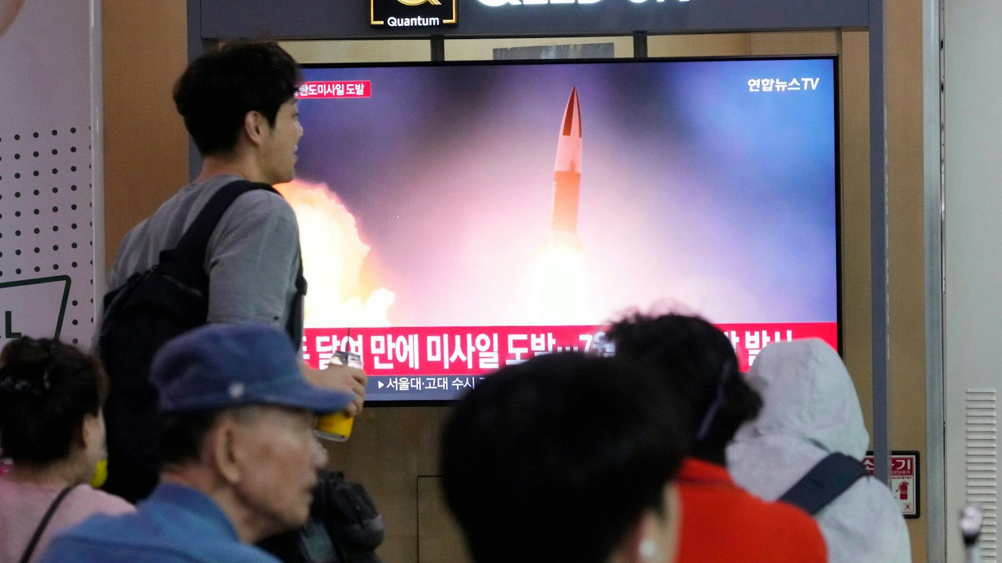 Ein Fernsehbildschirm zeigt ein Archivbild eines nordkoreanischen Raketenstarts während einer Nachrichtensendung im Bahnhof von Seoul.