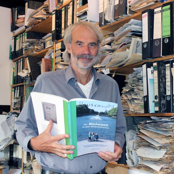 Reinhold Kruse steht in seinem Archiv in Köln-Nippes.