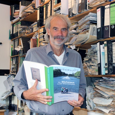 Reinhold Kruse steht in seinem Archiv in Köln-Nippes.