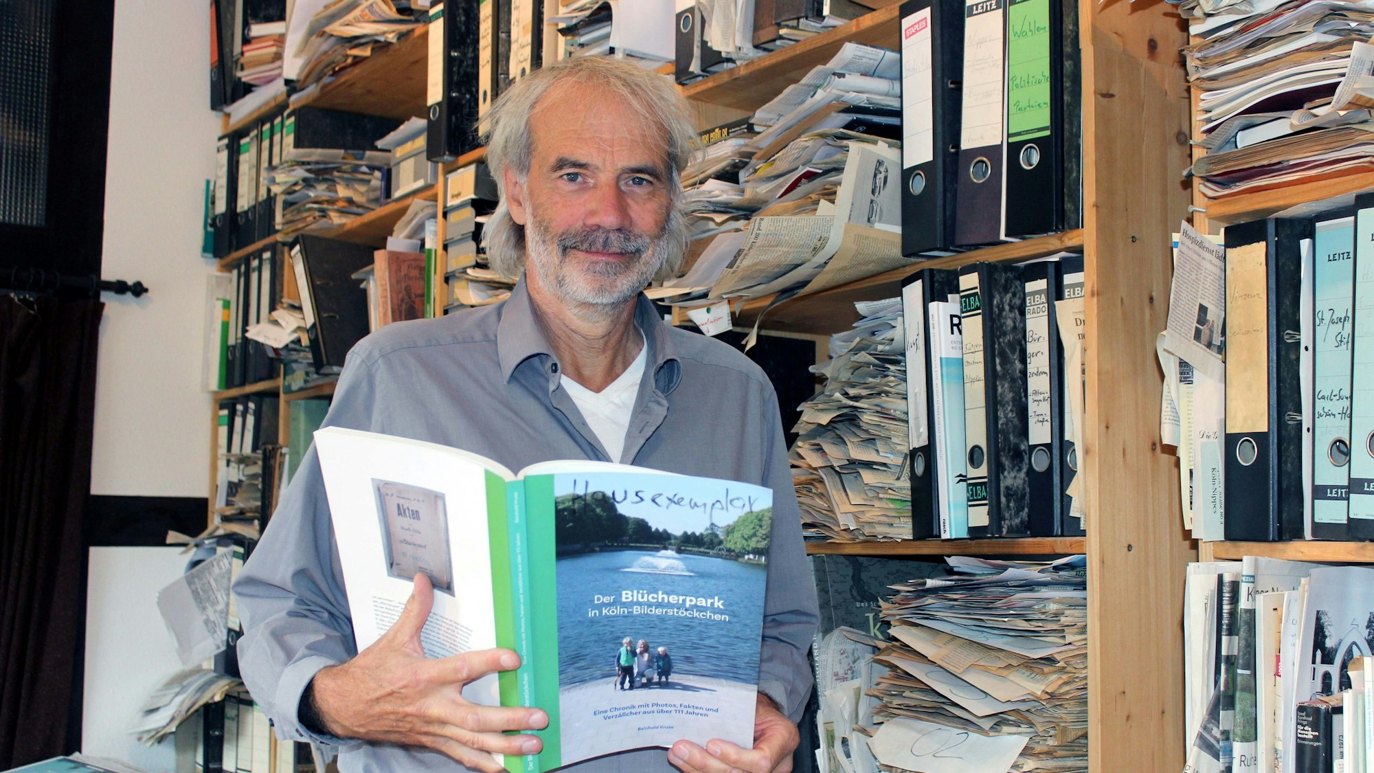 Reinhold Kruse steht in seinem Archiv in Köln-Nippes.