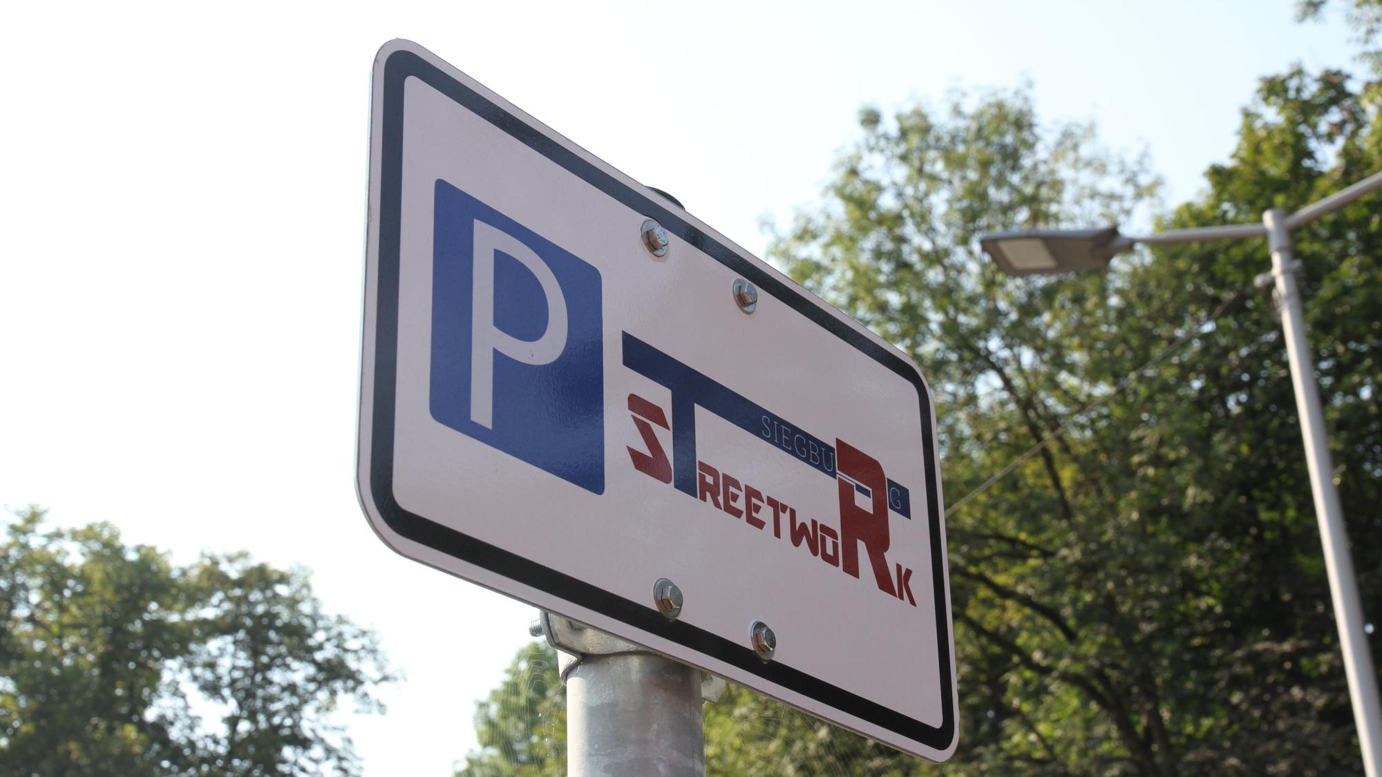 Ein Parkplatzschild mit Aufdruck Siegburg Streetwork