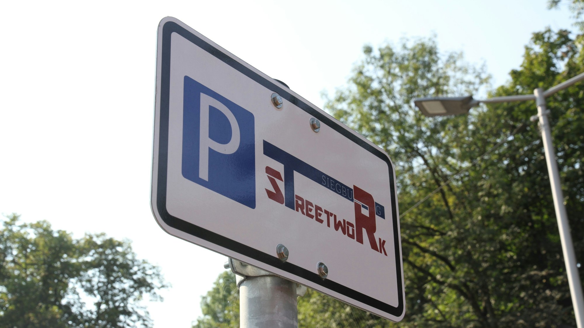 Ein Parkplatzschild mit Aufdruck Siegburg Streetwork