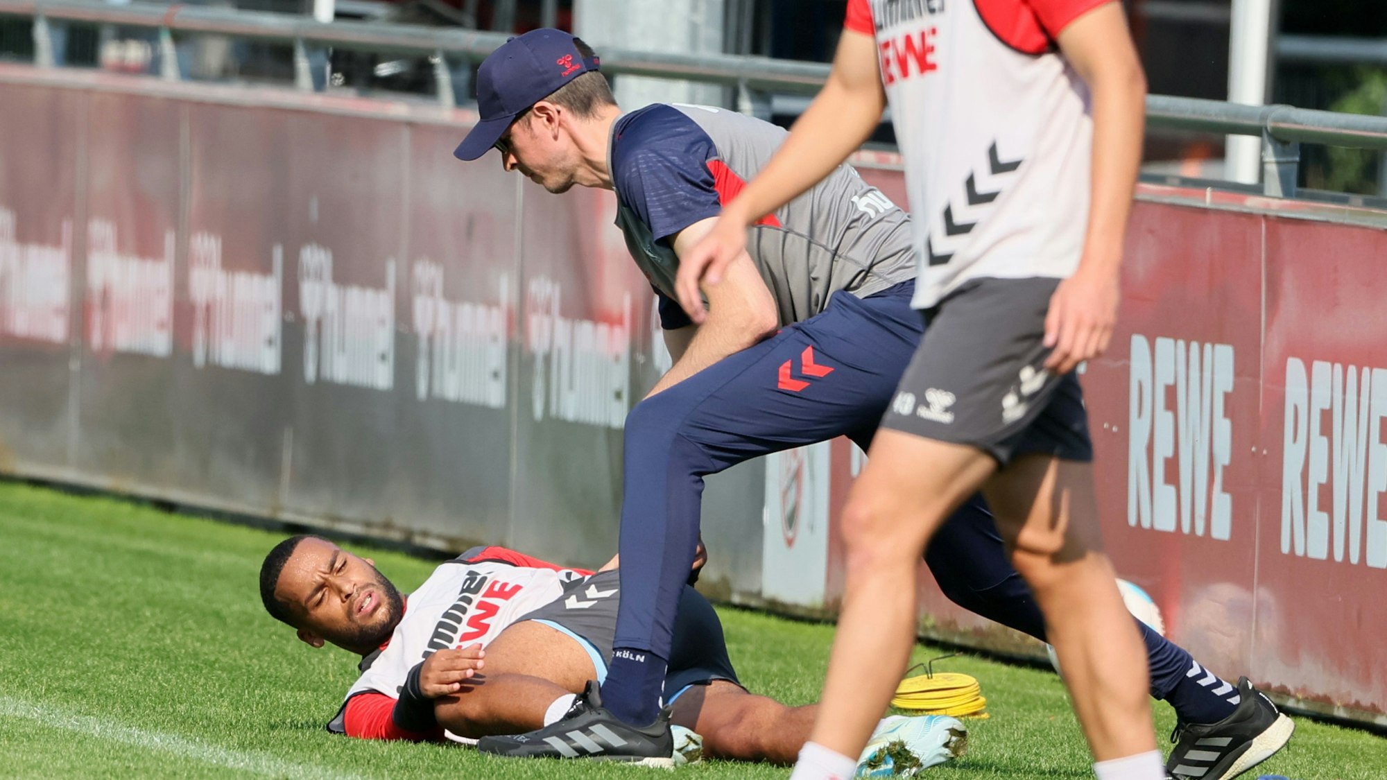 1. FC Köln, Training, Linton Maina (1. FC Köln) wird behandelt, 18.09.2024, Bild: Herbert Bucco