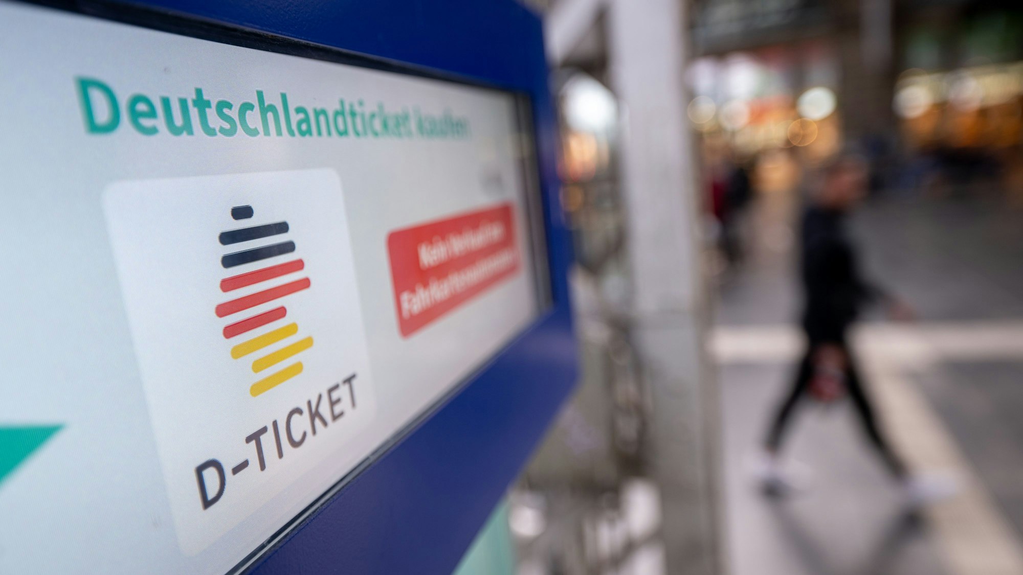 ARCHIV - 01.05.2023, Hessen, Frankfurt/Main: Ein Hinweis für das Deutschlandticket steht auf einem Fahrkartenautomaten. (zu dpa: «Wird das 49-Euro-Ticket teurer? Kritik an Bernreiter») Foto: Sebastian Gollnow/dpa +++ dpa-Bildfunk +++