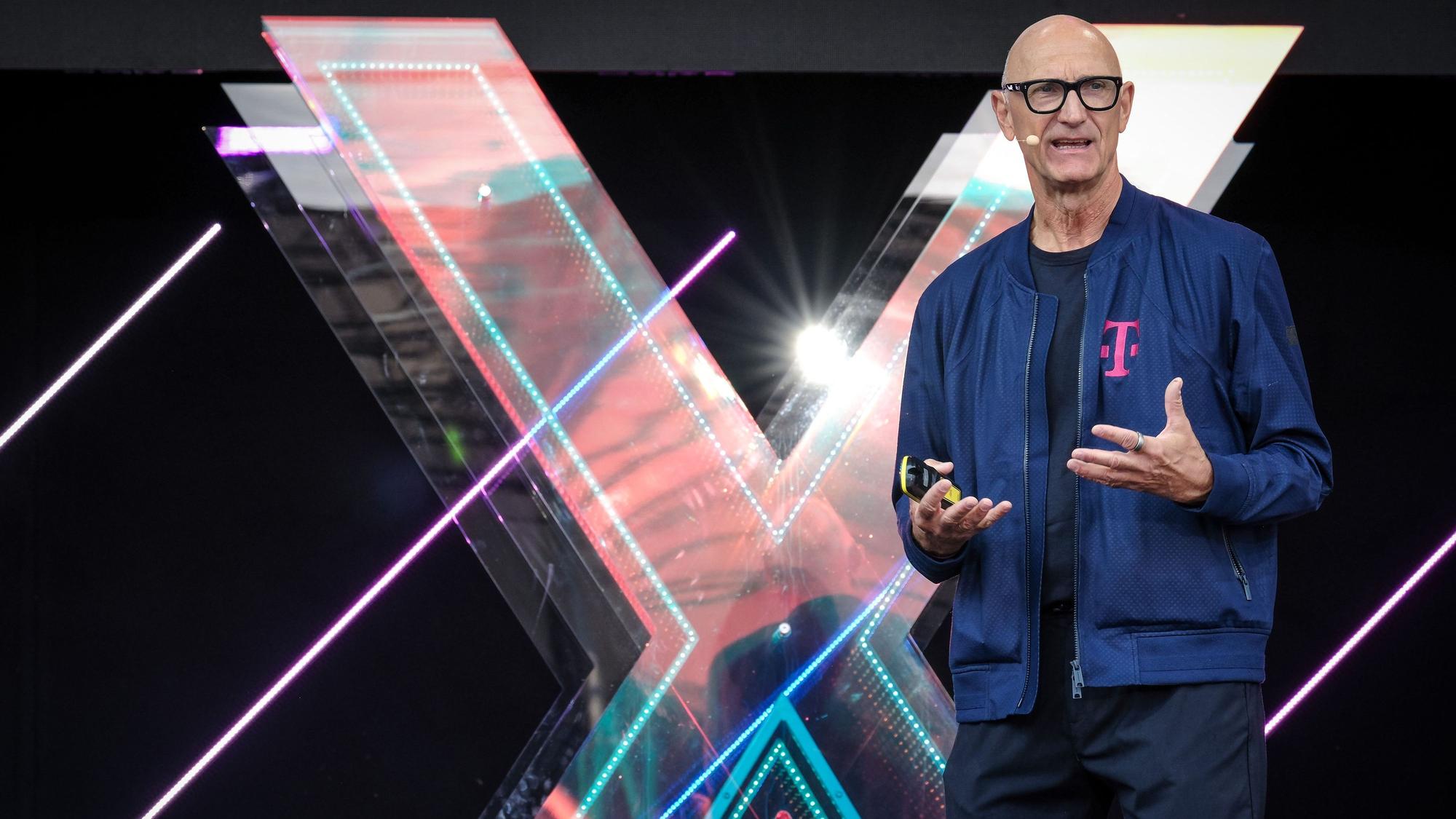 Telekom-Chef Tim Höttges spricht auf der Digital X im Kölner Mediapark.
