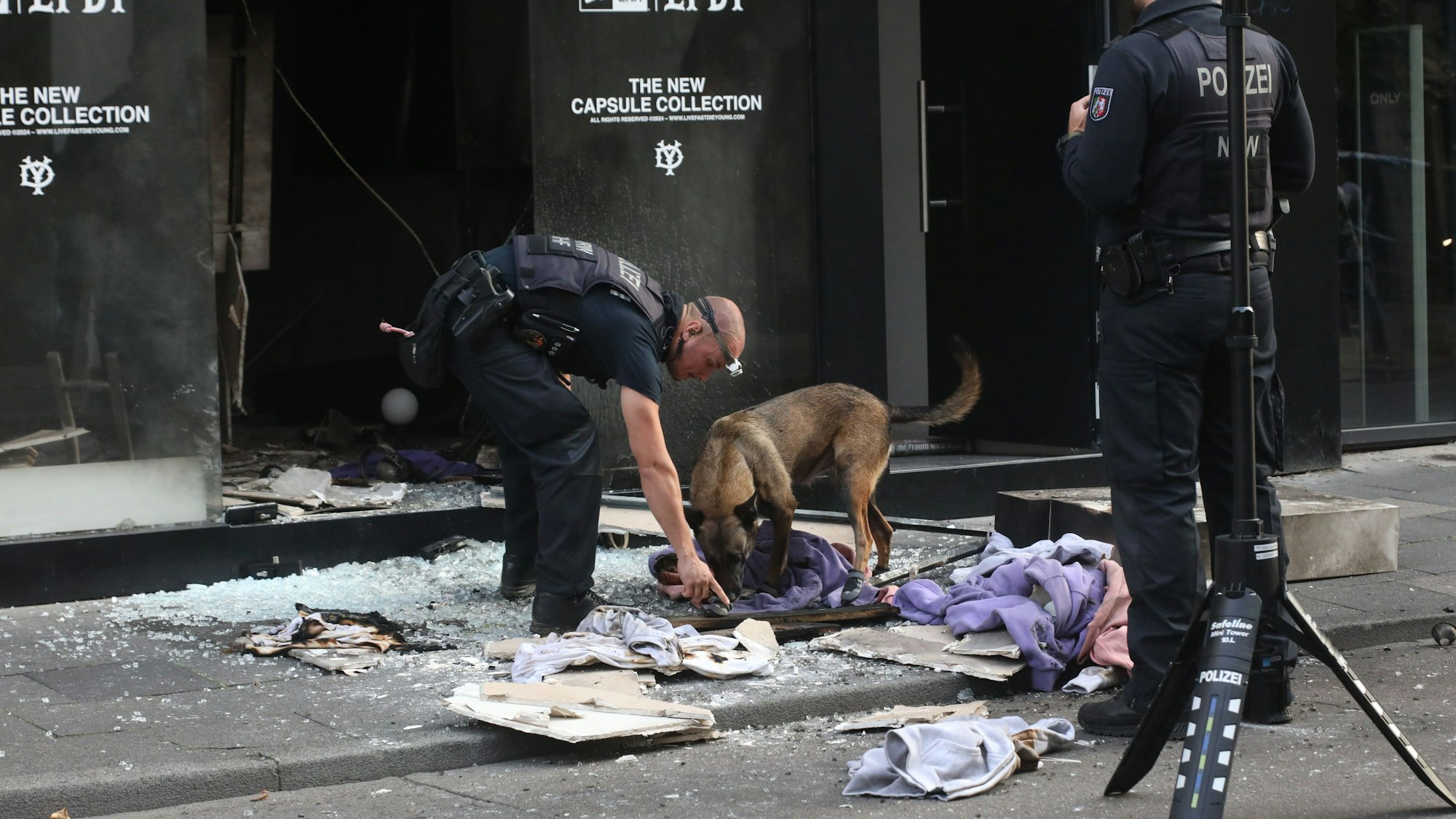 Ein Sprengstoffspürhund sucht am Tatort auf der Ehrenstraße nach Hinweisen