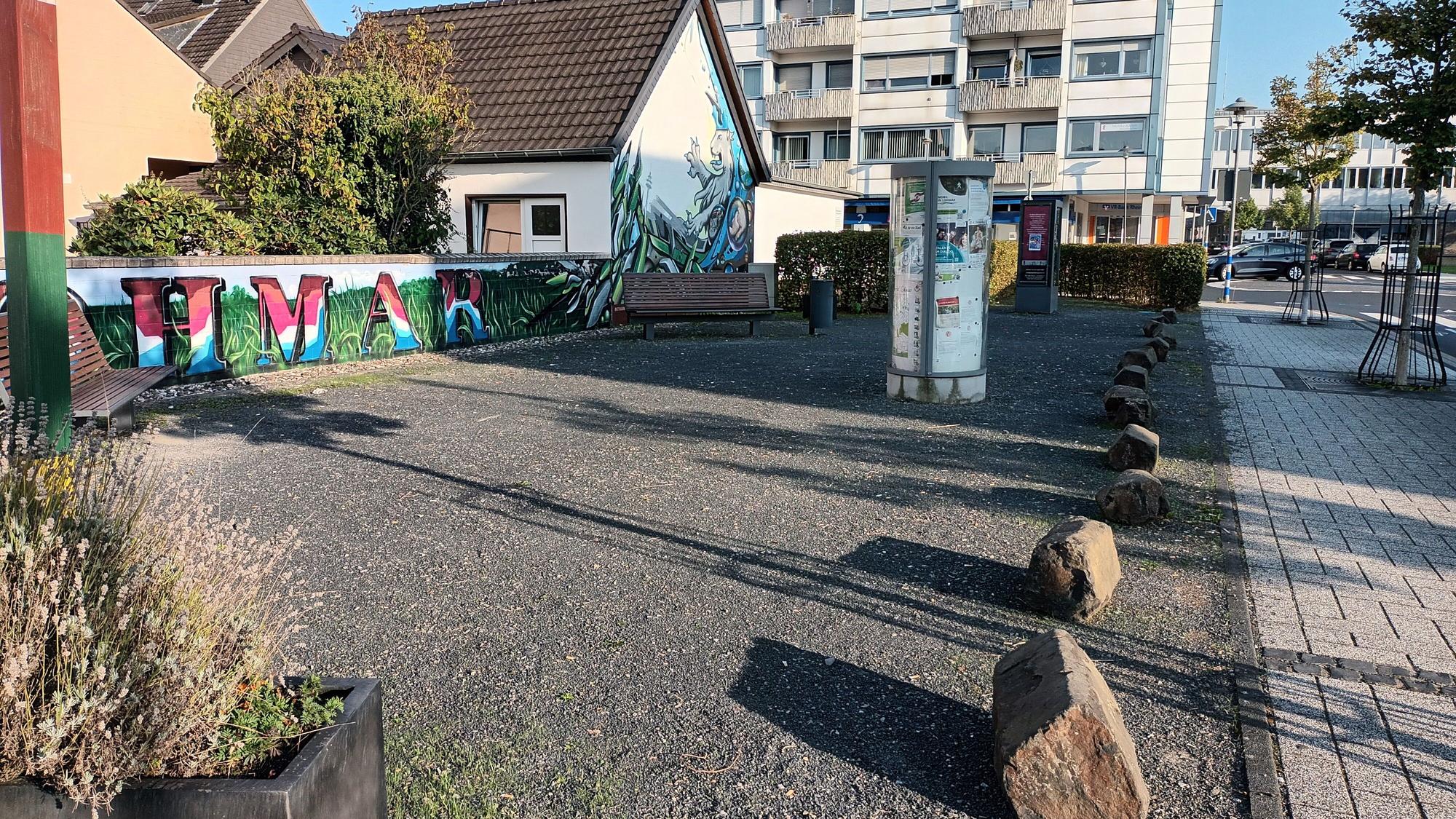 Eine Steinfläche mit einer Litfaßsäule