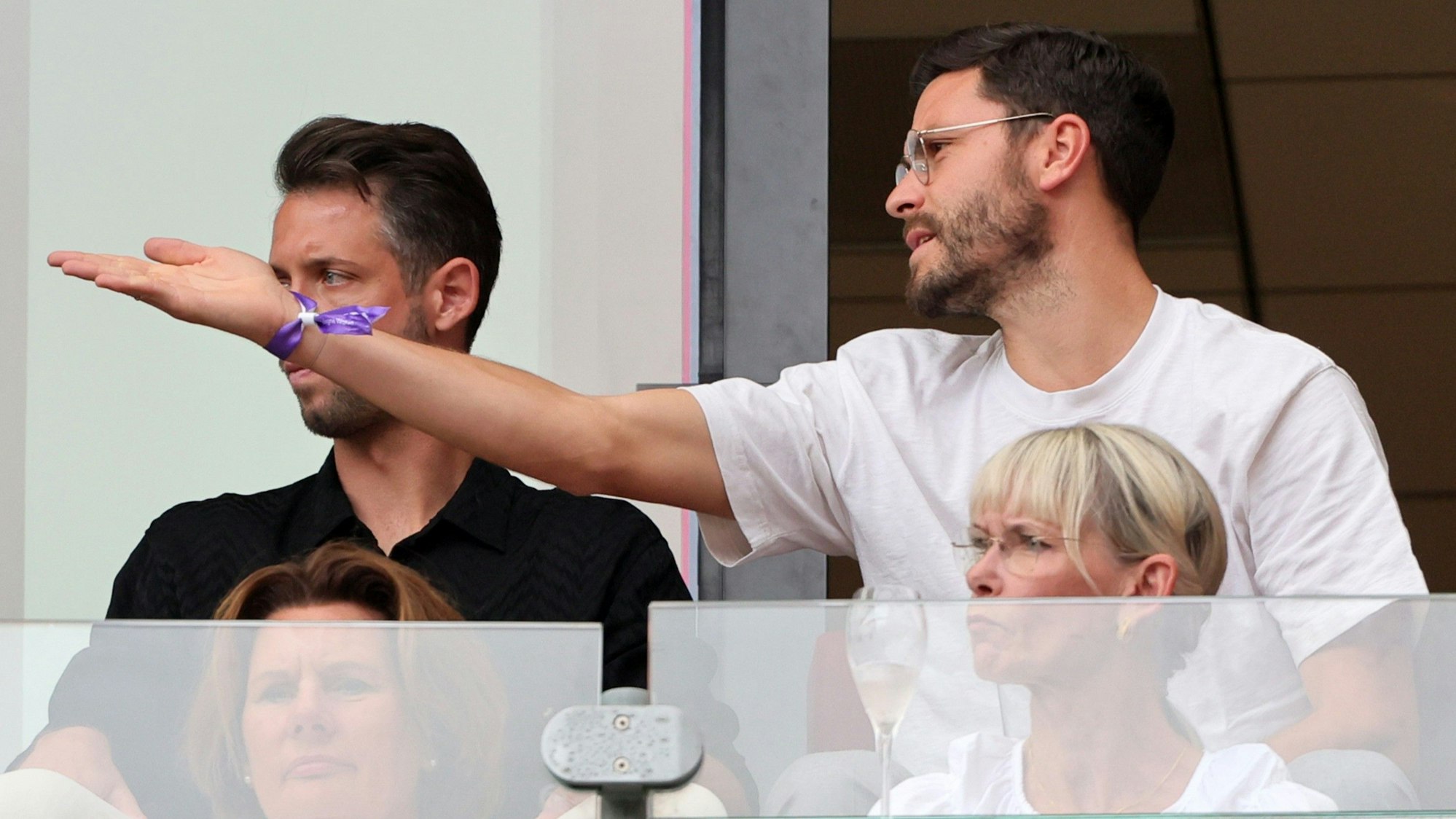 Jonas Hector (r.) und Mark Uth sitzen während einer Partie des 1. FC Köln gemeinsam auf der Tribüne in Köln.