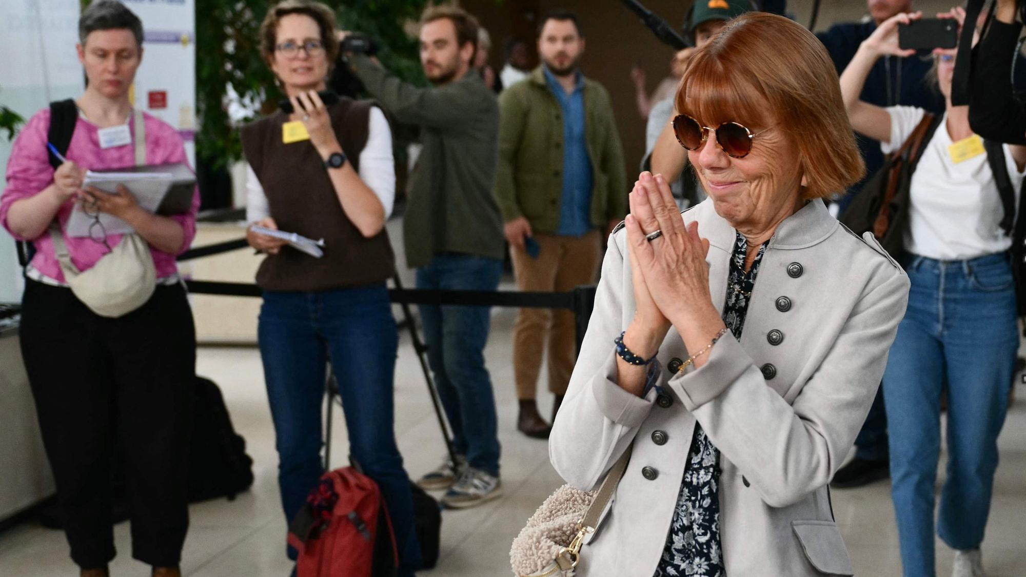 Gisèle Pélicot nimmt Applaus entgegen, als sie dem Prozess gegen ihren ehemaligen Partner beiwohnt, der beschuldigt wird, sie fast zehn Jahre lang unter Drogen gesetzt und Fremde eingeladen zu haben, sie in ihrem Haus zu vergewaltigen.