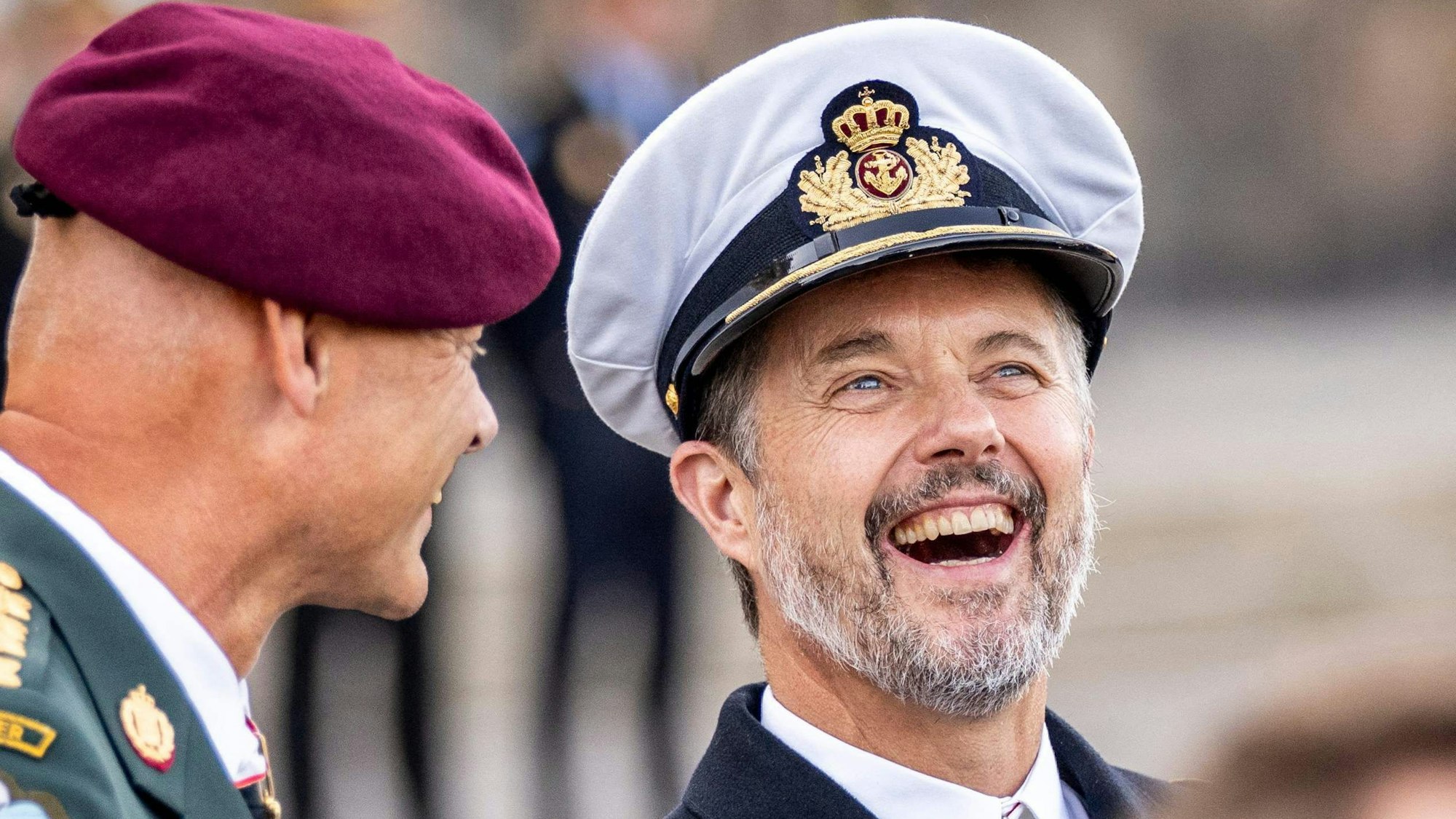 König Frederik lacht.