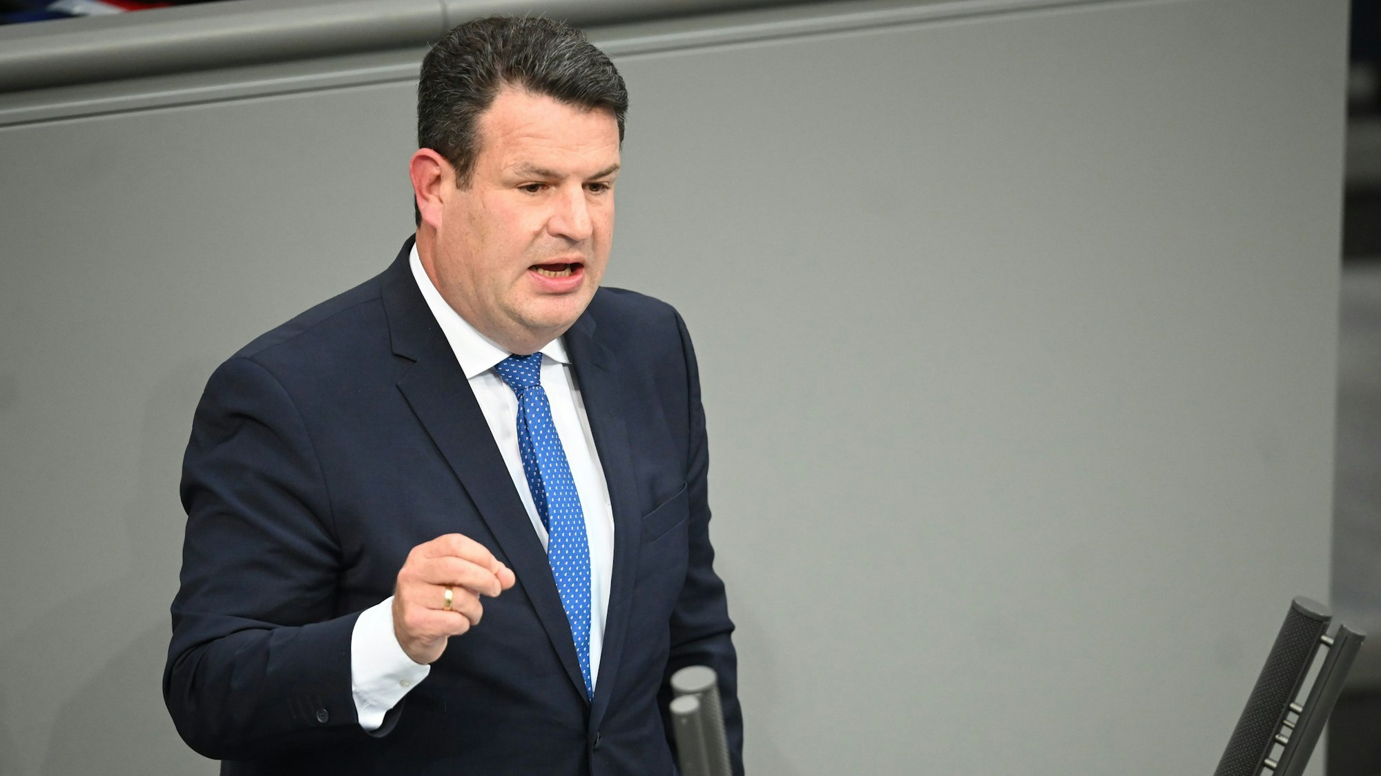 Hubertus Heil (SPD), Bundesminister für Arbeit und Soziales, spricht im Plenarsaal im Bundestag.