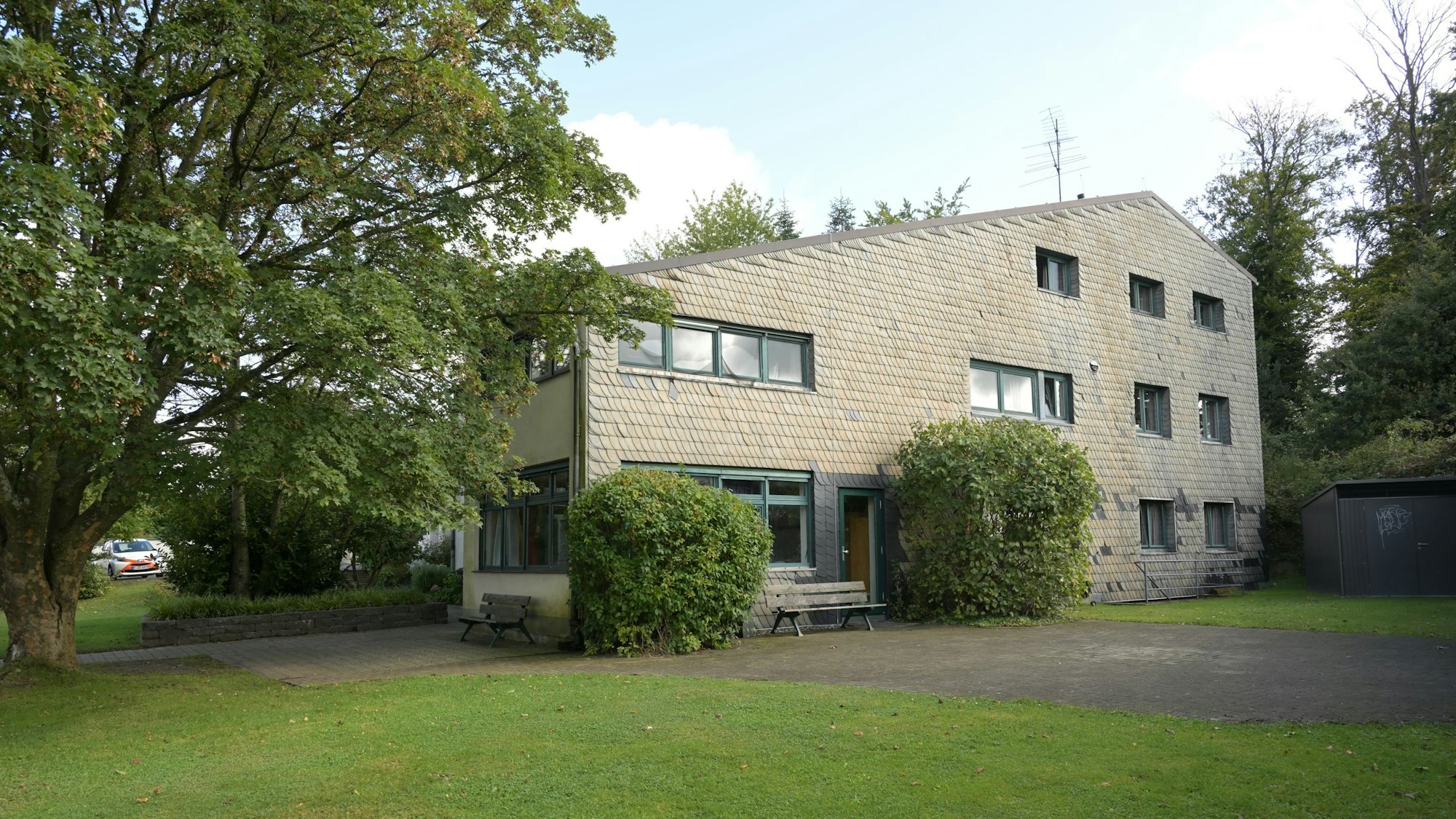 Haus Sonnenberg in Odenthal mit umliegendem Garten.