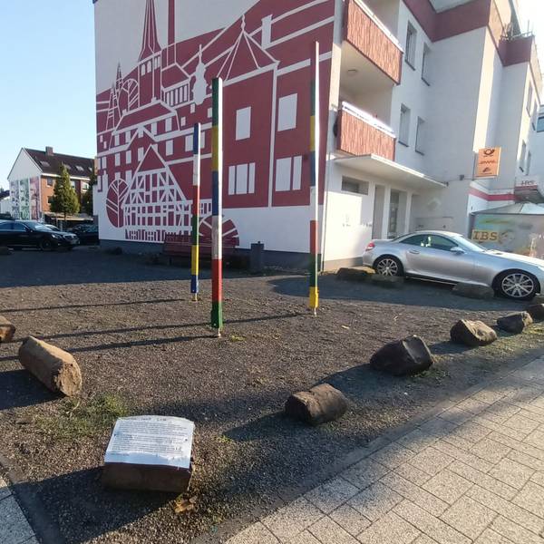 Eine Straßenecke mit Schotter und Findlingen