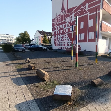 Eine Straßenecke mit Schotter und Findlingen