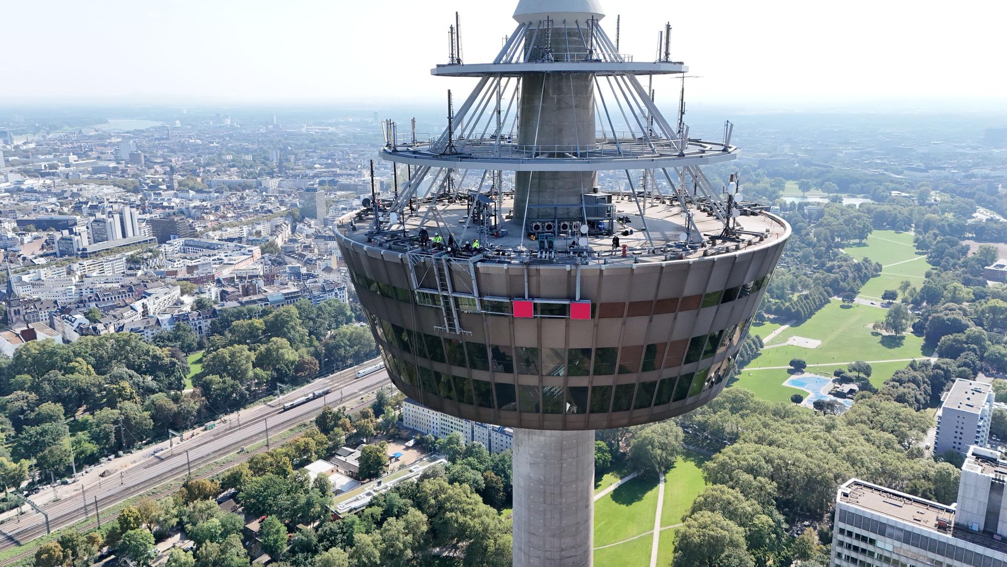 Arbeiten am T-Logo der Telekom.
