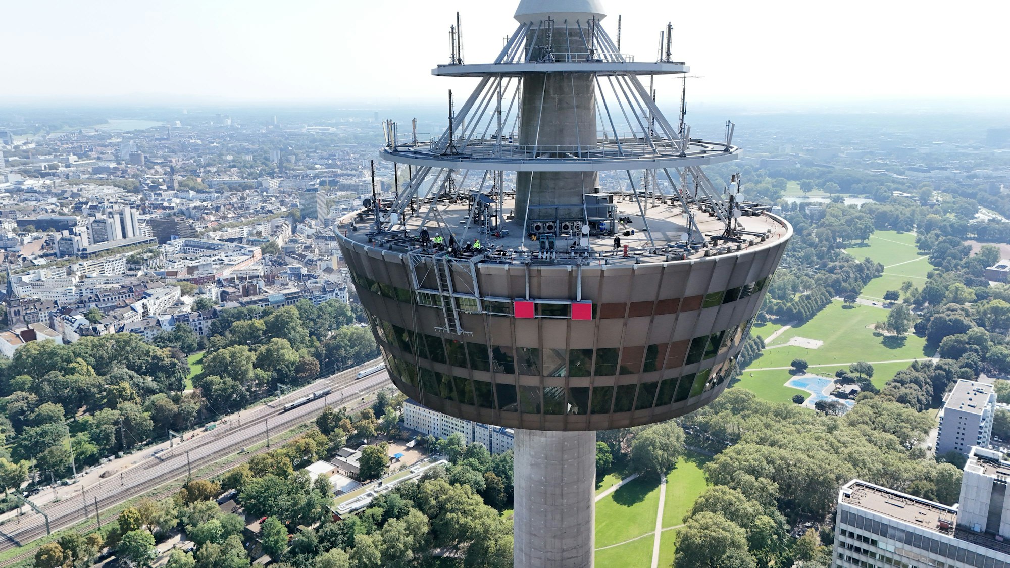 Die Telekom tauscht die Logos am Colonius bis 27. September aus.